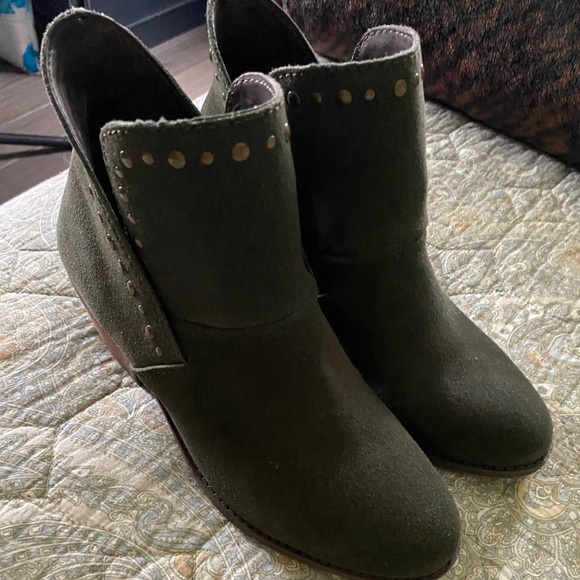 Stylish Olive Green Suede Ankle Boots - Picture 1 of 3